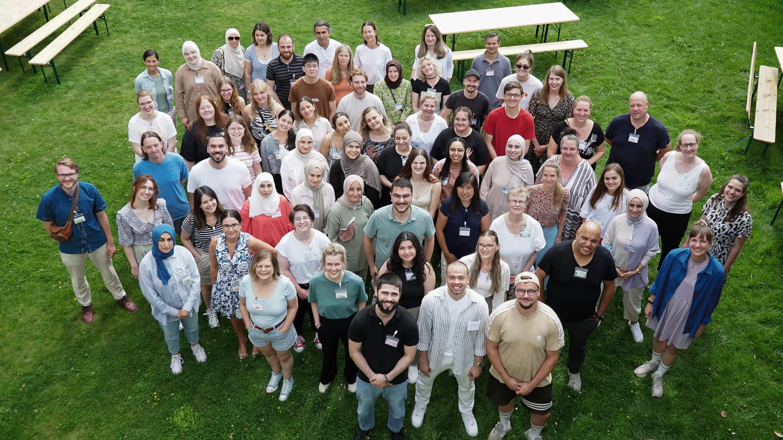 Das Team der Eleganz Bildungsplattform e.V. bei einem gemeinsamen Treffen im Freien